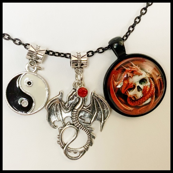 🆕✅ CHAIN NECKLACE WITH THREE CHARMS - Picture 3 of 4